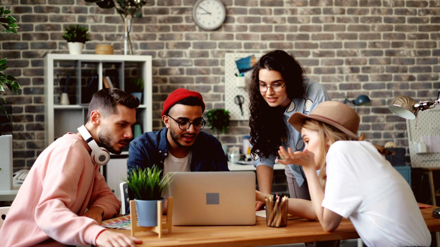 Студенти працюють над науковими матеріалами в редакції