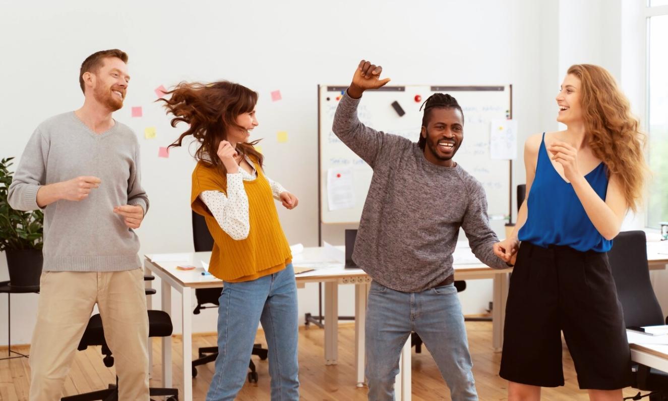 Дослідник аналізує дані у сучасній лабораторії